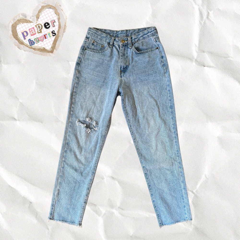 Vintage inspired light wash distressed high waisted denim Mom Jeans 🩵